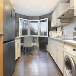 3 Bed Apt Embrujo De Banus, 4 Min Walk To Beach!