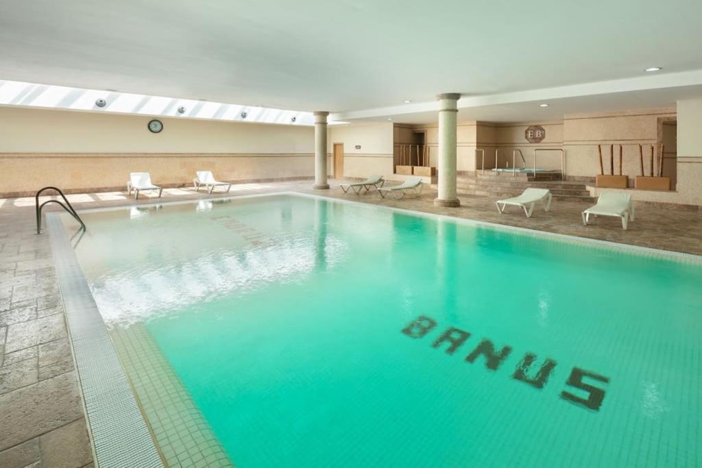 3 Bed Embrujo De Banus, 4 Min Walk To Beach!