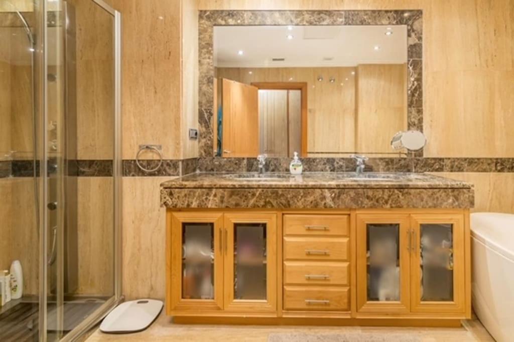 3 Bed Embrujo De Banus, 4 Min Walk To Beach! Apartment