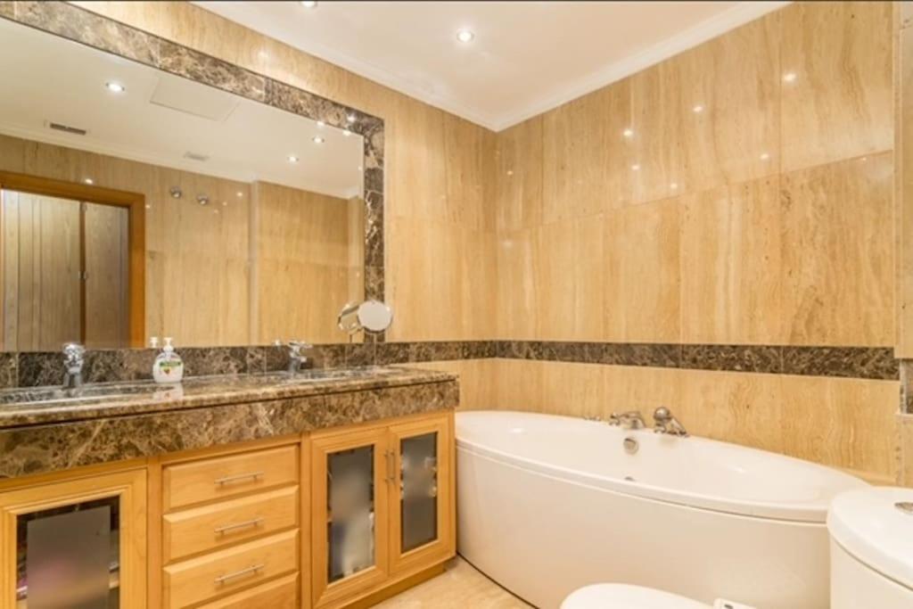 3 Bed Embrujo De Banus, 4 Min Walk To Beach! *