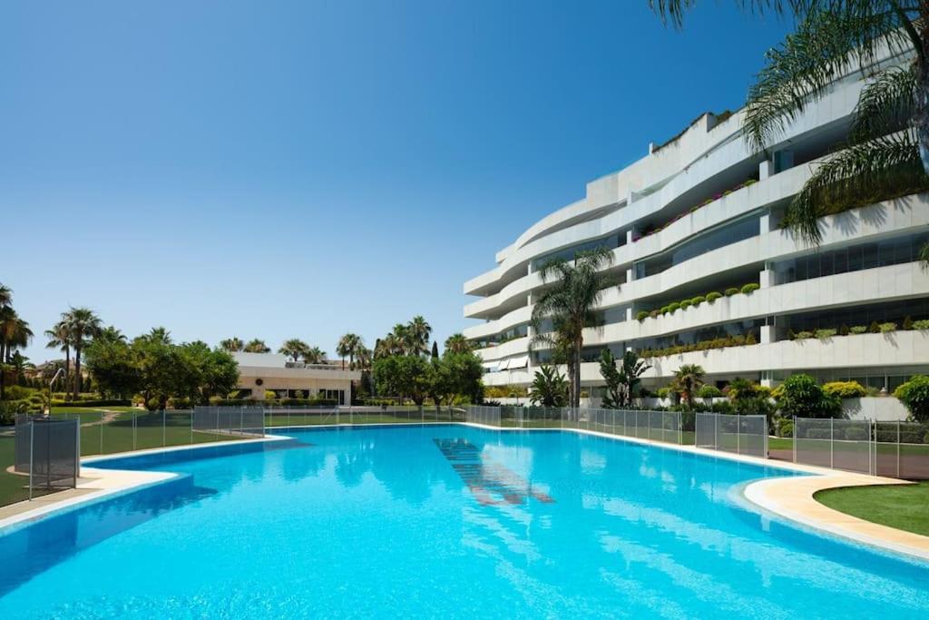 3 Bed Embrujo De Banus, 4 Min Walk To Beach! Apartment *